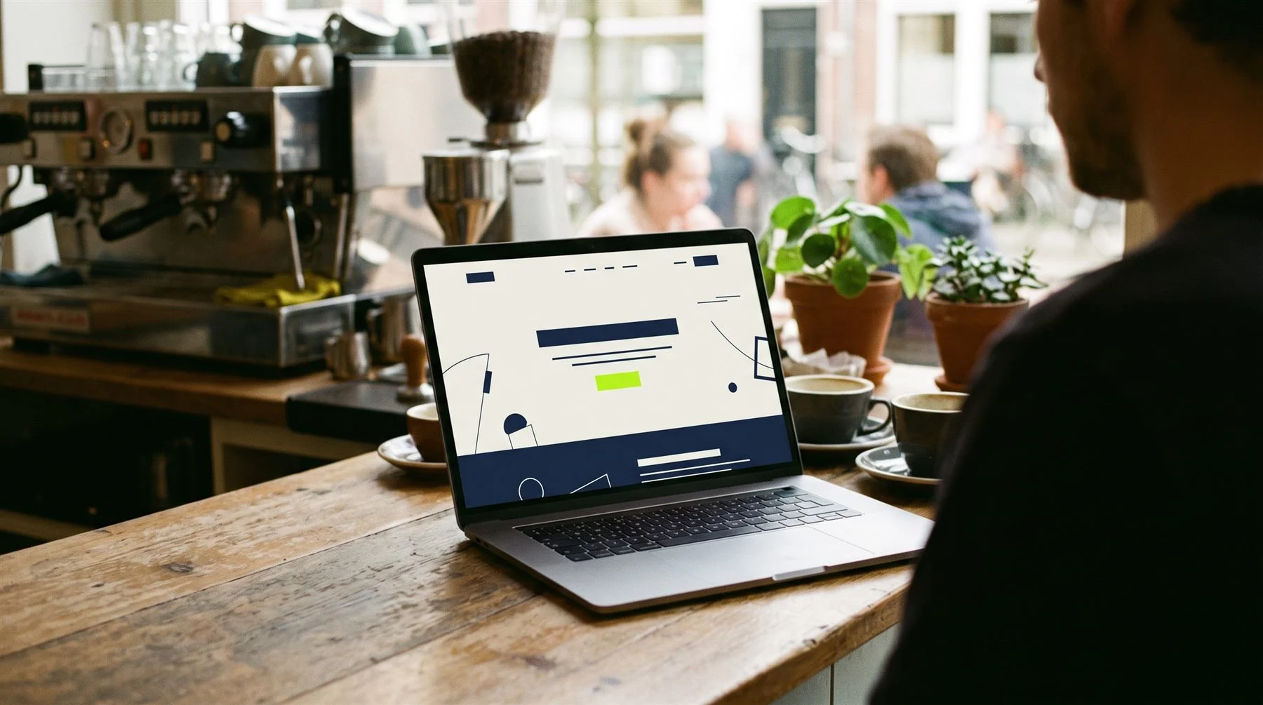 Laptop met een website op de toonbank van een cafe